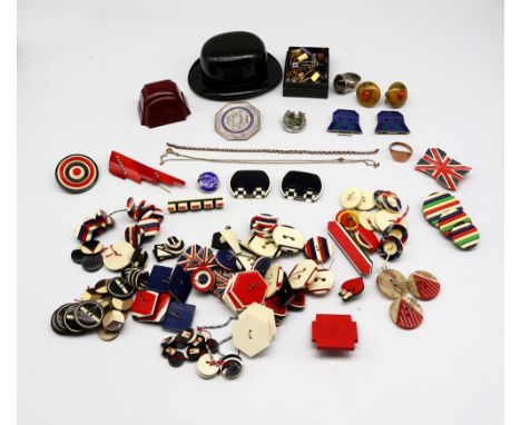 A collection of vintage jewellery to include a Modernist silver and banded agate ring, size N, white metal enamel brooch, a p