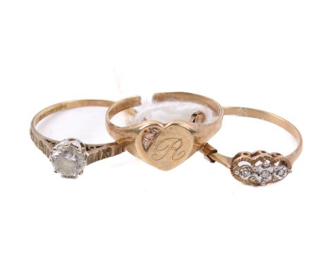 Three 9ct gold rings. Comprising a heart shaped signet ring marked 'R', size Q, weight 1.3g, a three stone diamond ring, size