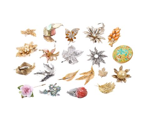 Twenty vintage brooches. Including ceramic and metal examples, some modelled as flowers and foliage and others with applied e