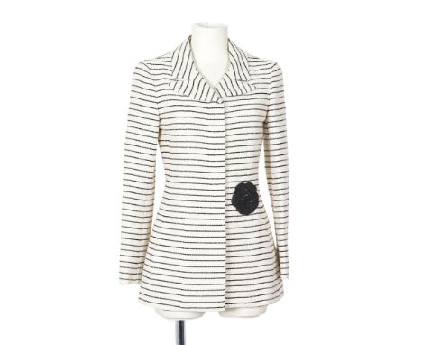 CHANEL, collection Prêt à Porter Croisière 2001. Veste longue en tweed écru brodé de sequins noirs à motif de rayures.Directe