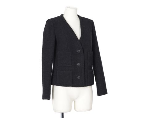 CHANEL, collection Prêt à Porter. Veste courte en laine bouclette noire.Début des années 2000.Encolure en V sur simple bouton