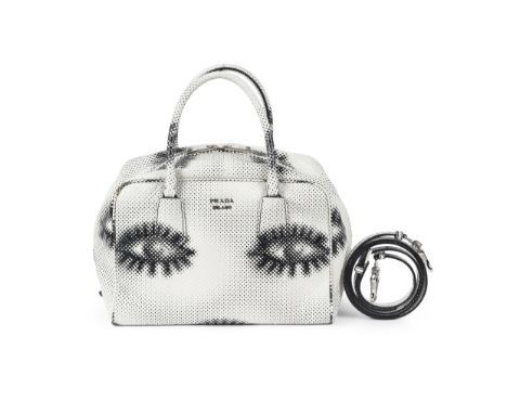 PRADA, collection Prêt-à-Porter Resort 2016. Sac Inside en python imprimé à motif représentant des yeux et veau noir.Directeu