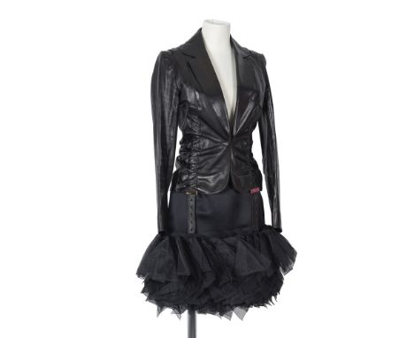 Christian Dior, collection Prêt à Porter Automne/Hiver 2003. Veste en cuir agneau et jupe en soie noire.Directeur artistique 