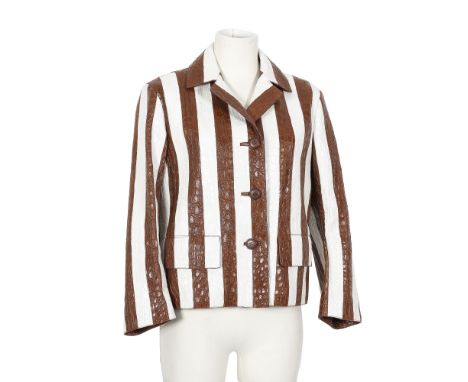 PRADA, collection Prêt à Porter Printemps/Eté 2016. Veste en caïman à rayures blanches et palissandre.Directeur artistique: M