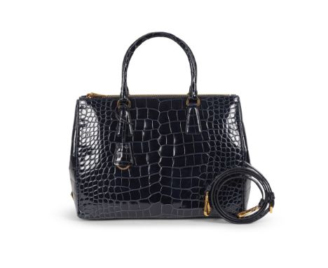 PRADA. Sac cabas en crocodile bleu nuit.Année 2014. Directeur artistique: Miuccia Prada.Triple compartiment, dont deux à ferm