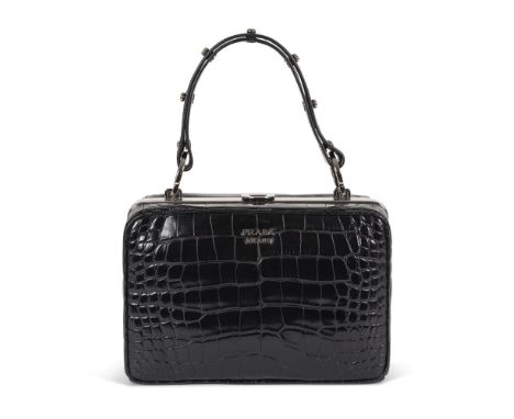 PRADA, collection Printemps/Eté 2016. Sac boite en crocodile noir et métal argenté.Directeur artistique de cette collection e