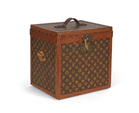 Louis Vuitton, circa 1920. Petite malle à chapeaux en toile Monogram au pochoir, chiffré H.B.Made in France. 1, rue Scribe, P