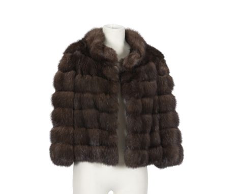 Petite veste en Zibeline brune Bargouzine.Travail horizontal sur intercalaire de cuir velours brun, manches 3/4, boutonnage a