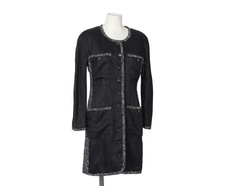CHANEL. Veste longue en lin noir et galons de laine noire, blanche.Début des années 1990.Encolure ronde, simple boutonnage, q