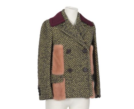 PRADA, collection Prêt à Porter Automne/Hiver 2015. Caban en laine bouclette à chevrons dans les tons verts, orné en applicat