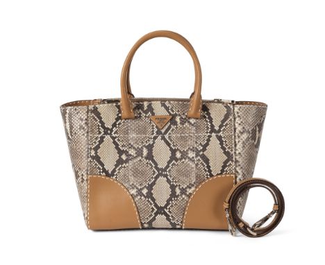 PRADA. Sac cabas en python et cuir beige à maxi surpiqures blanches.Année 2014. Directeur artistique: Muiccia Prada.Trois com