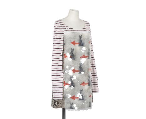 PRADA, collection Prêt à Porter Resort 2016. Robe trompe l'œil Rabbit en coton blanc rayé bordeaux et python lustré gris à ra