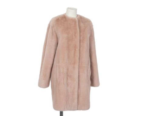 MIU MIU Paris. Manteau droit en vison lustré rose opaline.Made in Italy.Encolure ronde, simple boutonnage pression, poches. C