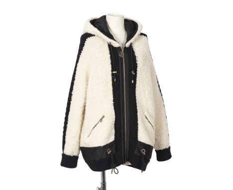CHANEL, pré-collection Prêt à Porter Automne/Hiver 2019. Blouson zippée à capuche en laine et cachemire bouclette noir et bla
