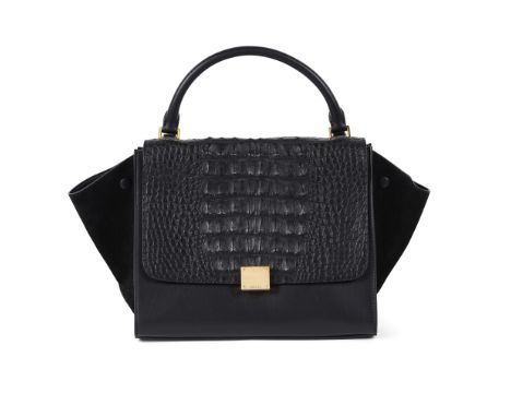 CELINE. Sac Trapèze en veau velours et crocodile noir.Fermoir en métal doré sur rabat, fermeture éclair, poignée, anse d'épau