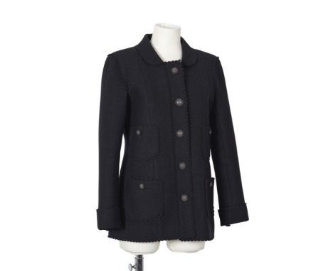 CHANEL, collection Prêt à Porter Pre-Fall 2014. Veste longue en laine bouillie noire.Directeur artistique : Karl Lagerfeld. C