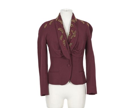 John Galliano, collection Prêt à Porter Printemps/Eté 2008. Veste en crêpe framboise à col et épaules brodé.Directeur artisti