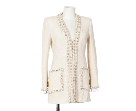 CHANEL, pré-collection Prêt à Porter Automne/Hiver 2017. Veste longue en tweed écru gansé d'une natte à croisillons en métal 