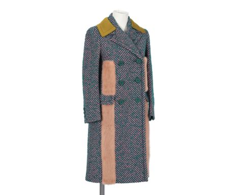 PRADA, collection Prêt à Porter Automne/Hier 2015. Manteau en lainage bouclette à chevrons émeraude, orné en applications de 