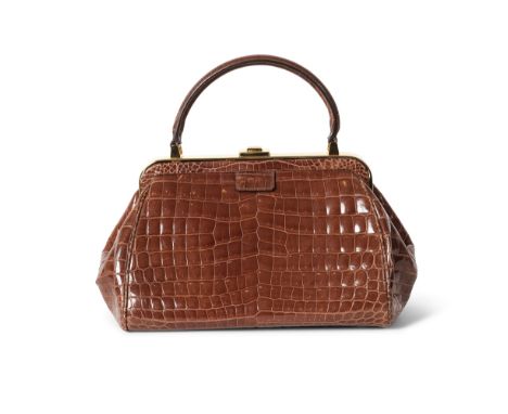 PRADA. Sac en crocodile tabac.Fermoir rigide en métal doré se fermant par une pression, poignée.Condition d'état: A -.(Crocod