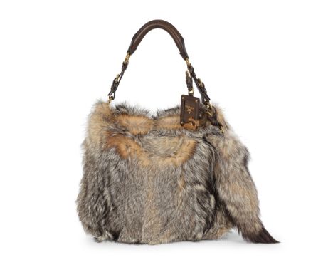 PRADA. Sac Hobo en fourrure de renard et cuir chocolat.Directeur artistique: Miuccia Prada.Fermant par un boutonnage aimanté,