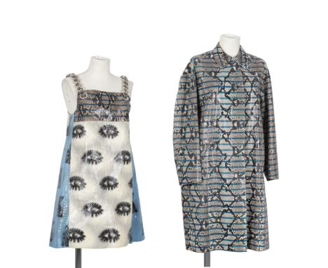 PRADA, collection Prêt à Porter Ressort 2016. Trench en python gris rayé bleu et robe en python imprimé à bretelles chaines.D