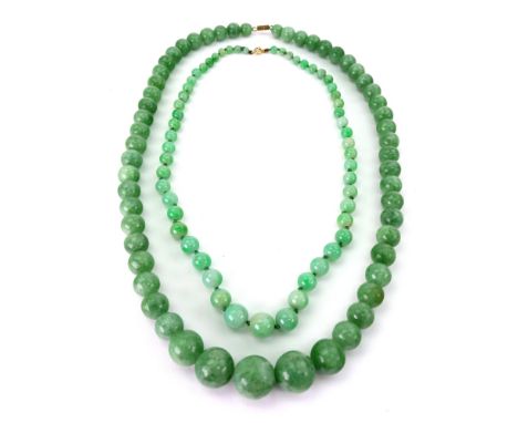 A mottled green jade graduated bead single row necklace, approx. 46cm in length, complete with bolt ring clasp stamped 18ct a