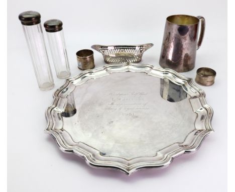 A George III style oval silver bonbon dish, Goldsmiths & Silversmiths Company, London 1901, with pierced and engraved sides, 
