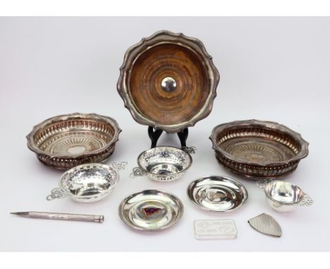 A pair of silver quaich bon bon dishes, Snyder & Beddoes, Birmingham 1911, with pierced sides and handles, 13cm across, a min