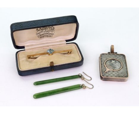 A 9ct yellow gold aquamarine bar brooch, the octagonal aquamarine in claw settings, 1.9grams, complete with A.E.ALCOCK box, a
