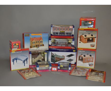OO Gauge. Twelve boxed boxed buildings by Bachmann, Hornby and Lima including a Bachmann Great Central High Level Station Ent