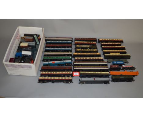 OO Gauge. Twenty four unboxed Coaches in various liveries, Inter-City, Pullman, LMS etc., together with a quantity of unboxed