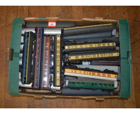 OO gauge. An excellent quantity of coaches by Lima, Triang and others. Unboxed, conditions vary.