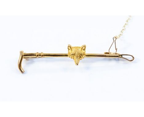 hunting interest- A 9ct gold fox and riding crop bar brooch,  length approx 50mm, weight approx 2.9gms Condition report: good