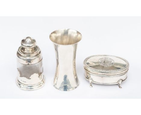 A collection of early 20th Century silver to include: an Edwardian silver mounted scent bottle and stopper, by William Comyns