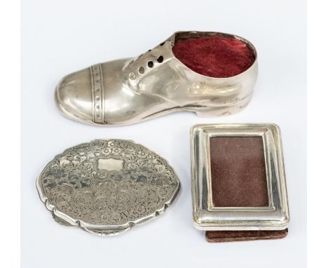 An early 20th Century silver large shoe shaped pin cushion, date letter u possibly, Birmingham 1919, maker's mark rubbed, woo