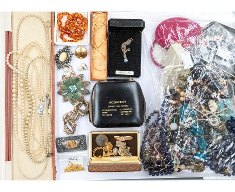 A collection of costume jewellery to include an amber bead necklace, silver and enamel daisy pendant with turquoise enamel, a