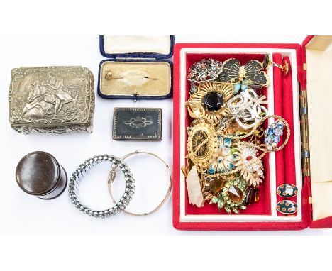 A collection of assorted costume jewellery, comprising various brooches, pendants, earrings, an Art Deco necklace, a gilt met