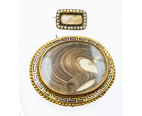 A Georgian mourning brooch, glazed hair compartment to the centre with a seed pearl surround, length approx 19mm, unmarked  p
