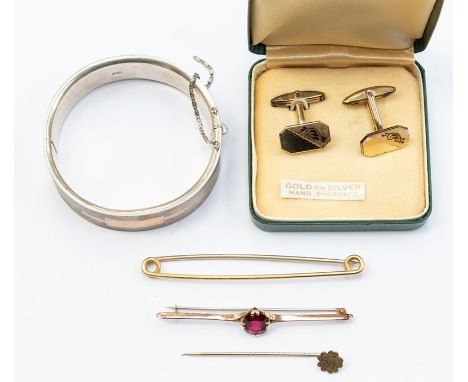 A collection of jewellery to include a 9ct gold and red paste bar brooch with later replacement base pin, total gross weight 