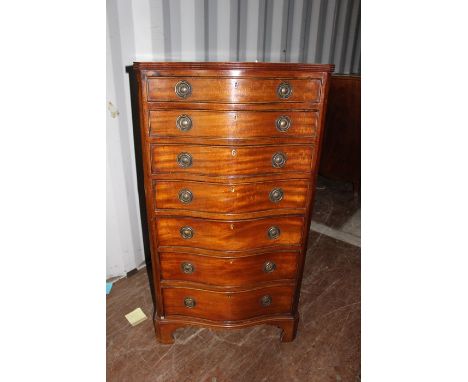 A Georgian style mahogany chest of drawers, early 20th Centruy, of serpentine form, comprising seven long graduated drawers, 
