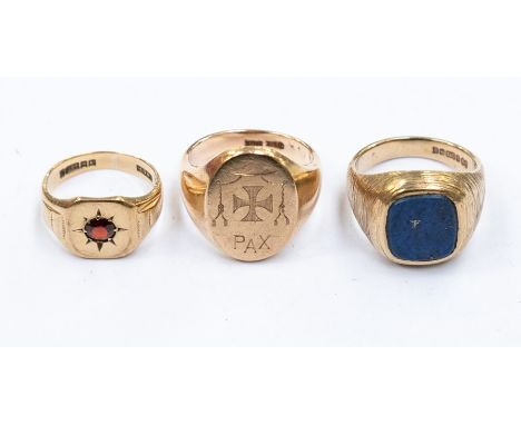 Three 9ct gold gents rings to include a garnet ring size O, one set with&nbsp; lapis lazuli with textured shoulders, size T, 