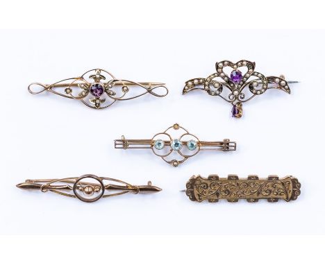 A collection of five early 20th century brooches to include a 9ct gold and amethyst and seed pearl brooch with scroll and dro