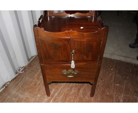 A Georgian mahogany night commode, 76cm high, 49cm wide, 43cm deep