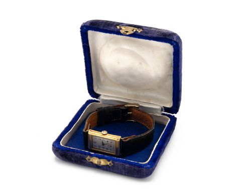Arcadia Art Deco 18ct yellow gold wristwatch c1940. 15 jewels, manual wind, 20mm x 30mm 18ct gold case, silvered dial with ar