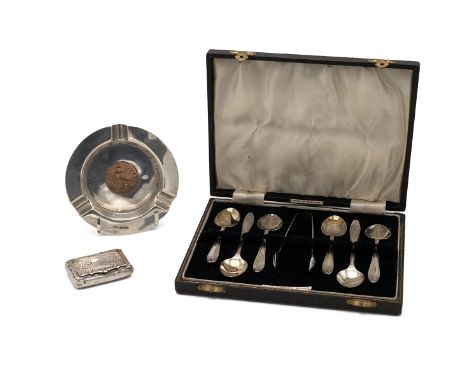 Various silver items to include a set of silver teaspoons, a silver snuff box and a silver ashtray, 204g, various makers and 