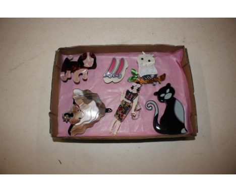 A quantity of plastic art deco style brooches 