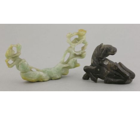 A Chinese jade carving of two monkeys on opposing branches, and an agate carving of a recumbent horse, 12.8-7.7cm