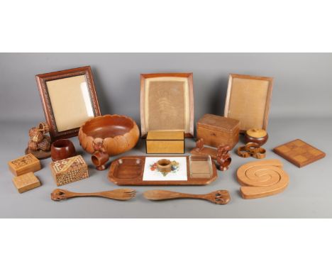A good collection of treen and woodenwares, to include picture frames with easel backs, musical jewellery box, lidded trinket