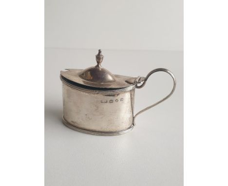 Silver lidded mustard pot with blue glass liner, nett silver weight 99.1g. Hallmark for Birmingham. Shipping Group (A). 